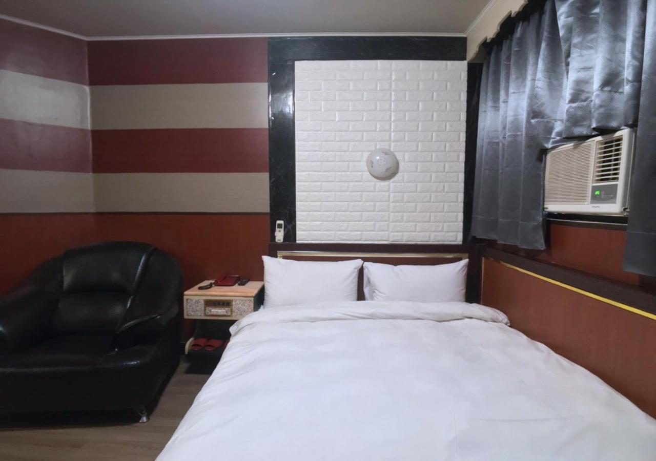 Huang Kai Hotel ไถจง ภายนอก รูปภาพ